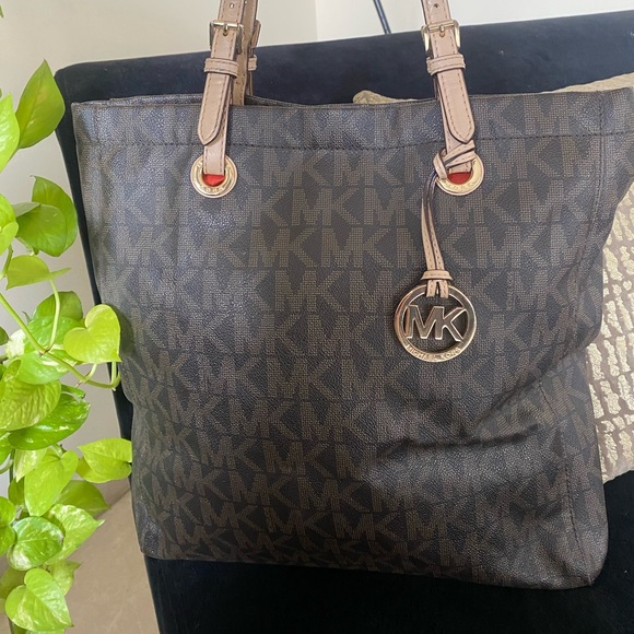 A Michael kors classic tote! - Picture 3 of 6